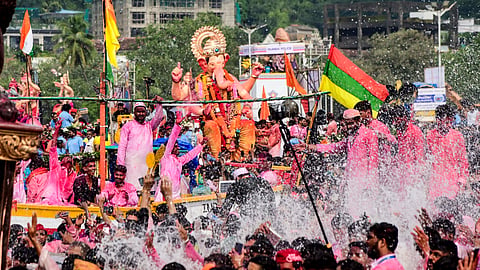 गणपति बप्पा की हुई भावभीनी विदाई, लालबाग के राजा हो रहें विदा