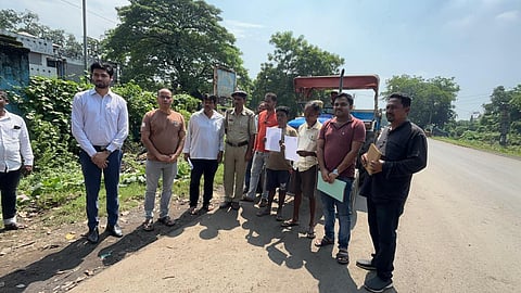 बालू की आपूर्ति सुनिश्चित करते अधिकारी