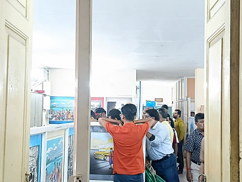   केएमसी में अस्थायी होर्डिंग एनओसी के लिए उमड़ी भीड़ 
