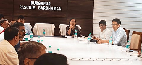 विभिन्न राजनीतिक दलों के साथ बैठक करते अधिकारी