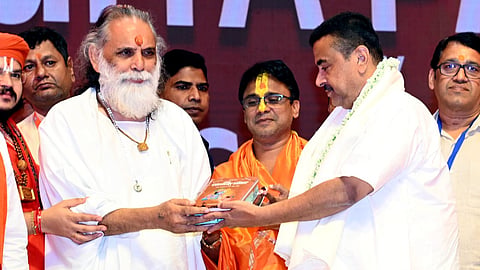  नेताजी इंडोर स्टेडियम में बांगुड़ जागरण मंच द्वारा आयोजित भगवद्गीता पाठ कार्यक्रम में सीएम शुभेंदु अधिकारी 