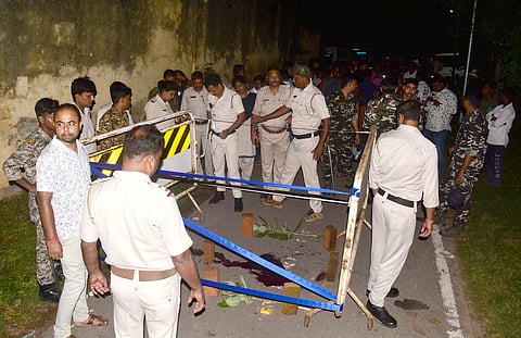 घटनास्थल पर जांच करती पुलिस 