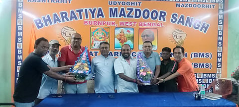 बधाई देते विश्व हिंदू परिषद के सदस्य 