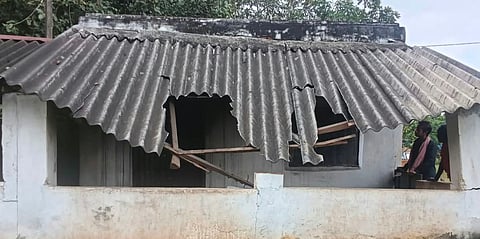 स्कूल में घुसा जंगली हाथी, मिड-डे-मील की रसोई तोड़ी