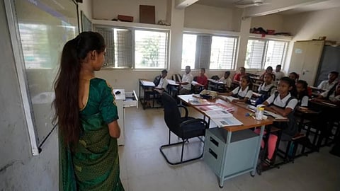 बिना अनुमति गायब शिक्षकों पर होगी सख्त कार्रवाई