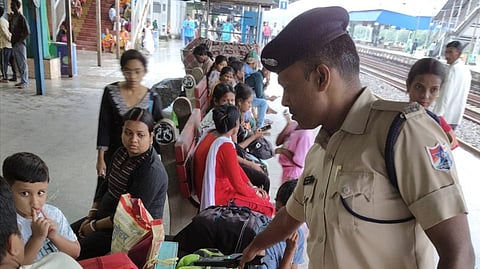 जांच करते आरपीएफ अधिकारी 