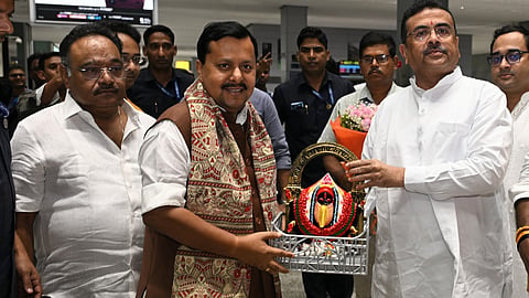 भाजपा के राष्ट्रीय अध्यक्ष नितिन नवीन को सीएम शुभेंदु अधिकारी मां काली की प्रतिमा भेंट करते हुए। साथ में हैं भाजपा के प्रदेश अध्यक्ष शमिक भट्टाचार्य 