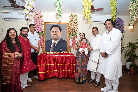 राजस्थान गेस्ट हाउस के संस्थापक स्वर्गीय कन्हैयालाल सिखवाल की तस्वीर पर श्रद्धांजलि अर्पित करने के दौरान मौजूद गेस्ट हाउस के पार्टनर दीपक सिखवाल, मीना देवी पुरोहित , मास्टर देवव्रथ सिखवाल, संतोष पाठक , श्रीधर पांडेय , अशोक ओझा, दीपाली सिखवाल व अन्य