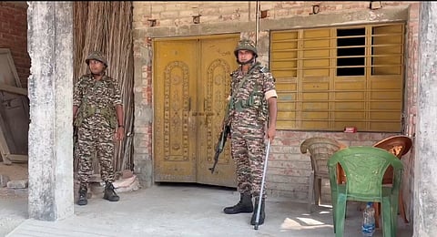 सोहेल शेख के पैतृक घर पर तैनात पुलिस 