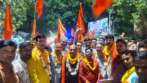 जीत का जश्न मनाते BMS पदाधिकारी 