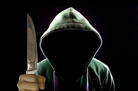 अज्ञात बंदूकधारियों ने तीन पुलिसकर्मियों की हत्या की