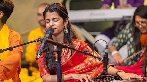 मैथिली ठाकुर ने नीदरलैंड्स में गाया बिहार का लोकगीत, चैती से जीता दिल; विदेश दौरे पर सियासत भी गरम