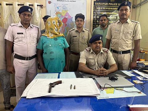 गिरफ्तार अभियुक्त को पुलिस अधिकारी दिखाते हुए