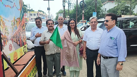 हरी झंडी दिखाते बीके ढल