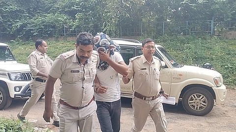 गिरफ्तार अभियुक्त को अदालत ले जाती पुलिस 