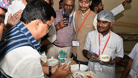 नितिन नवीन ने झालमुड़ी बनाने में हाथ आजमाया और स्वाद लिया