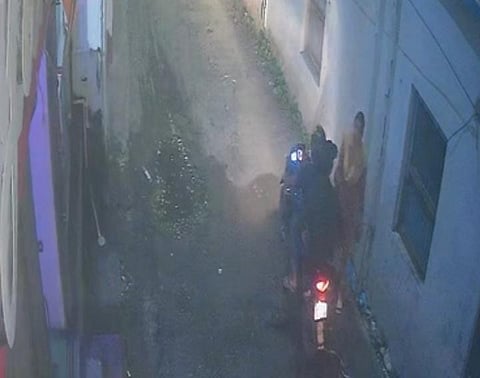 डालखोला में महिला के गले से सोने की चेन झपटी, CCTV में कैद हुई वारदात