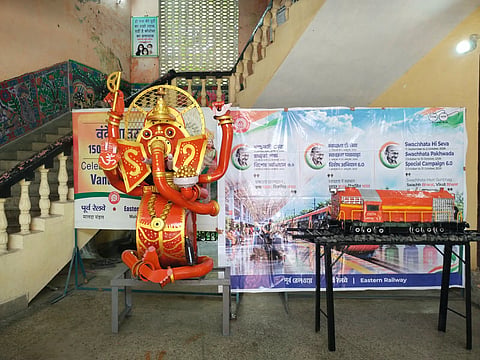 ‘कबाड़ से कला’ के तहत पुराने रेलवे उपकरणों से तैयार आकर्षक कलाकृतियां, स्वच्छता के साथ रचनात्मकता का संदेश देती हुईं।