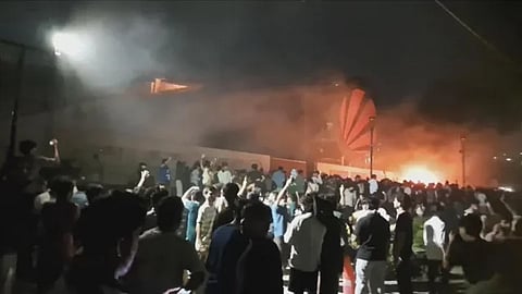 LPU में कथित यौन उत्पीड़न की खबरों को लेकर छात्रों का प्रदर्शन हिंसक हुआ। पुलिस की भारी तैनाती के बीच स्थिति नियंत्रण में है, जबकि SIT मामले की जांच कर रही है और विश्वविद्यालय ने 10 दिनों के लिए कक्षाएं स्थगित कर दी हैं।