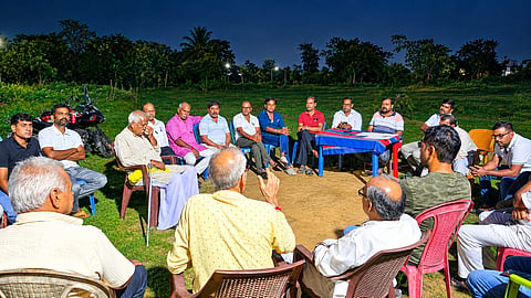 चर्चा करते समिति के पदाधिकारी 