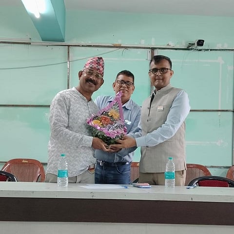 निगम कमिश्नर को सम्मानित करते भाजपा नेता प्रशांत चटर्जी