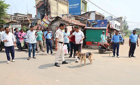 घटनास्थल पर स्नाइपर डॉग को लेकर जांच करते पुलिस अधिकारी