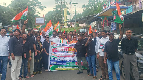 सिटी कांग्रेस समिति द्वारा श्री विजय पुरम में आयोजित रैली में शामिल कांग्रेस नेता और कार्यकर्ताओं का फोटो।

