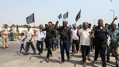चेन्नई के पट्टिनापक्कम में 1,200 करोड़ रुपये की लागत वाले सचिवालय-विधानसभा परिसर के निर्माण के प्रस्ताव के खिलाफ तटीय क्षेत्र के मछुआरे मंगलवार को विरोध प्रदर्शन कर रहे हैं