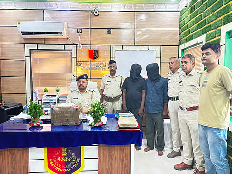 चेहरा ढंके गिरफ्तार दोनों गांजा तस्कर 