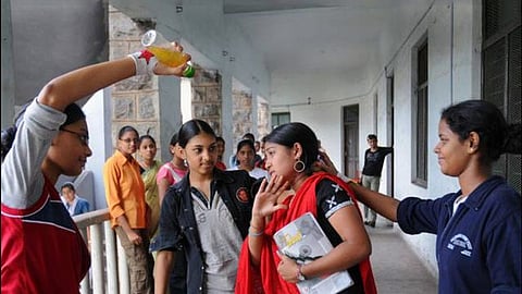 कॉलेज छात्रा की रैगिंग की एक तस्वीर