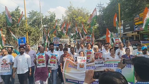 मुख्य चुनाव आयुक्त की गिरफ्तारी की मांग, प्रदर्शन 