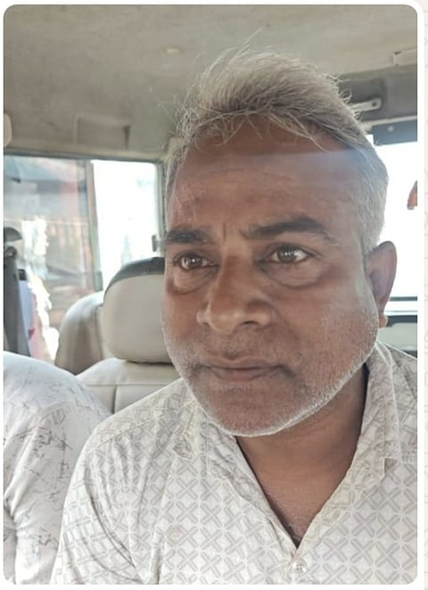 पुलिस गिरफ्तार अभियुक्त को साथ ले जाती हुईं 