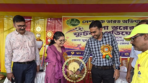 दीप प्रज्वलित करते एसडीओ साधन देबनाथ एवं DLSA सेक्रेटरी आम्रपाली चक्रवर्ती 