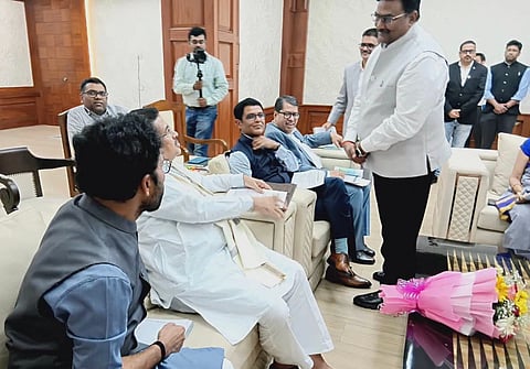 ईसीएल के सीएमडी सतीश झा से जानकारी लेते सीएम शुभेंदु अधिकारी 