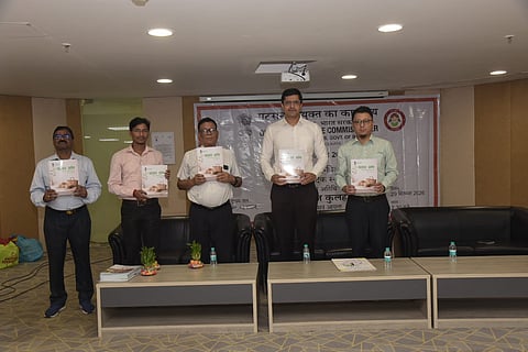 उप पटसन आयुक्त नीरज कुलहरि पुस्तक का विमोचन करते हुए, साथ में हैं कई अन्य अधिकारी