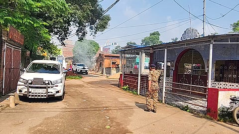 दिलीप तूरी के घर के बाहर खड़ी जांच एजेंसी की गाड़ियां