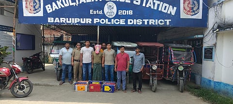 गिरफ्तार अभियुक्त को पुलिस दिखाती हुईं 