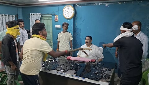 अनुब्रत मंडल के सामने तोड़फोड़ करते युवक