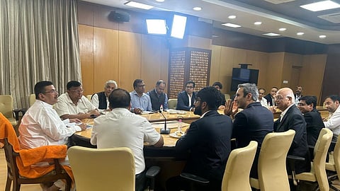 बंगाल में निवेश प्रस्तावों को लेकर सीएम शुभेंदु से मिले रिलायंस के अधिकारी 