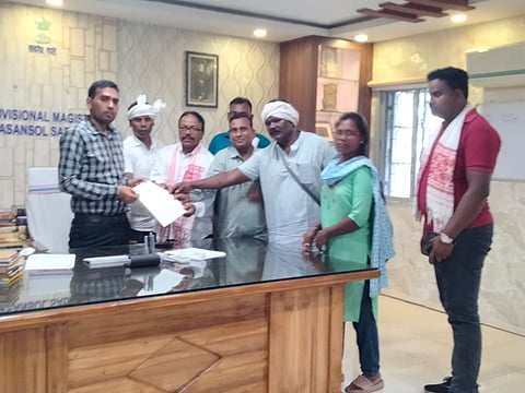 SDO को ज्ञापन सौंपते ऑल आदिवासी कमेटी के पदाधिकारी 