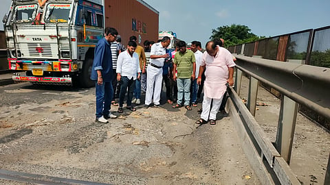 निरीक्षण करते विधायक कृष्णेंदु मुखर्जी 