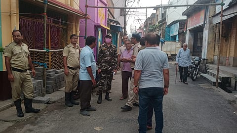 निरीक्षण करते प्रशासनिक अधिकारी