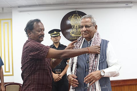 राज्यपाल से सेवानिवृत्त वन अधिकारियों ने की शिष्टाचार भेंट