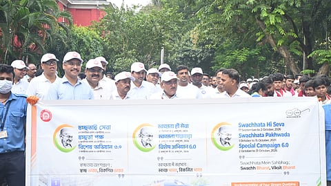 जागरूकता रैली में शामिल डीआरएम, एडीआरएम व अन्य अधिकारी 