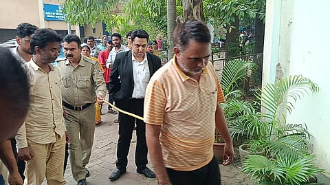 गिरफ्तार अभियुक्तों को अदालत ले जाती पुलिस 