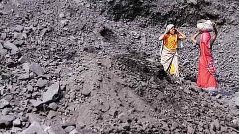 महिला सुरक्षा बल की कमी, खदानों में बढ़ रही महिलाओं-बच्चों की आवाजाही