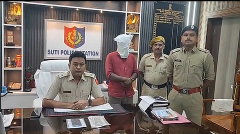 नकली नोटों के साथ गिरफ्तार अभियुक्त 