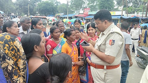 महिलाओं को समझाती पुलिस