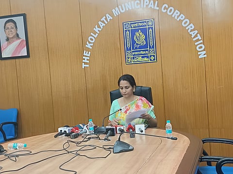 केएमसी की प्रशासक स्मिता पांडे प्रेस कॉन्फ्रेंस को संबोधित करती हुईं 