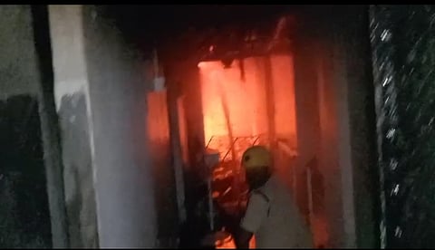 आग बुझाते दमकल कर्मी 